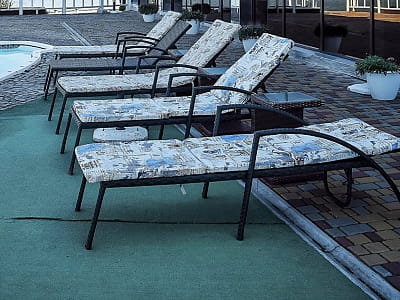 аквазона с лежаками и бунгало на берегу Днепра в загородном комплексе «Потоки Хауз» в живописном уголке Полтавщины, на берегу реки Днепр, в селе Каменные Потоки недалеко от Кременчуга.