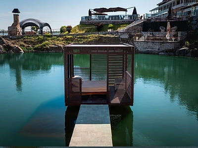 бунгало на воде в загородном комплексе «Потоки Хауз» в живописном уголке Полтавщины, на берегу реки Днепр, в селе Каменные Потоки недалеко от Кременчуга.