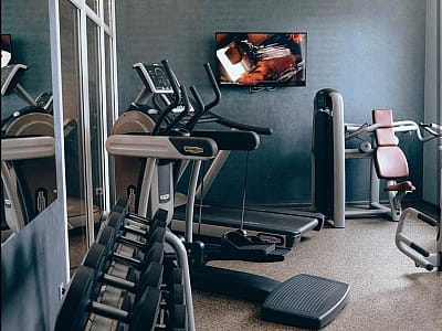 тренажерный зал в загородном комплексе «Потоки Хауз» в живописном уголке Полтавщины, на берегу реки Днепр, в селе Каменные Потоки недалеко от Кременчуга.