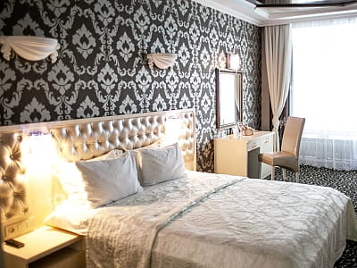 номера в отеле в загородном комплексе «Потоки Хауз» в живописном уголке Полтавщины, на берегу реки Днепр, в селе Каменные Потоки недалеко от Кременчуга.