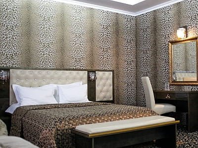 номера в отеле в загородном комплексе «Потоки Хауз» в живописном уголке Полтавщины, на берегу реки Днепр, в селе Каменные Потоки недалеко от Кременчуга.