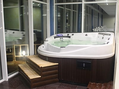 гидромассажная ванна (джакузи) в загородном комплексе «Потоки Хауз» в живописном уголке Полтавщины, на берегу реки Днепр, в селе Каменные Потоки недалеко от Кременчуга.