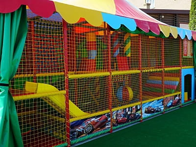 детская площадка в загородном комплексе «Потоки Хауз» в живописном уголке Полтавщины, на берегу реки Днепр, в селе Каменные Потоки недалеко от Кременчуга.