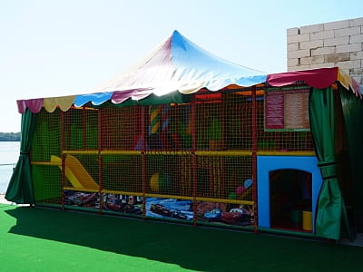 детская площадка в загородном комплексе «Потоки Хауз» в живописном уголке Полтавщины, на берегу реки Днепр, в селе Каменные Потоки недалеко от Кременчуга.