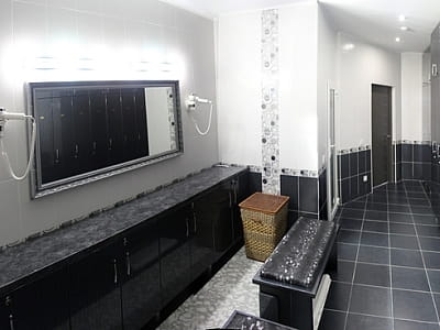 раздевалка при SPA в загородном комплексе «Потоки Хауз» в живописном уголке Полтавщины, на берегу реки Днепр, в селе Каменные Потоки недалеко от Кременчуга.