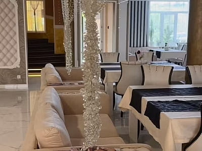 Ресторан в загородном комплексе «Потоки Хауз» в живописном уголке Полтавщины, на берегу реки Днепр, в селе Каменные Потоки недалеко от Кременчуга.