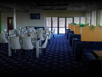 Ресторан в загородном комплексе «Потоки Хауз» в живописном уголке Полтавщины, на берегу реки Днепр, в селе Каменные Потоки недалеко от Кременчуга.