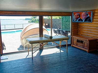 массажный стол в загородном комплексе «Потоки Хауз» в живописном уголке Полтавщины, на берегу реки Днепр, в селе Каменные Потоки недалеко от Кременчуга.