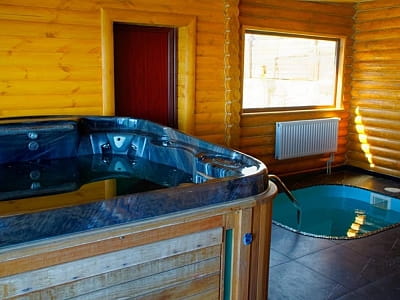 купель и джакузи при бане в загородном комплексе «Потоки Хауз» в живописном уголке Полтавщины, на берегу реки Днепр, в селе Каменные Потоки недалеко от Кременчуга.