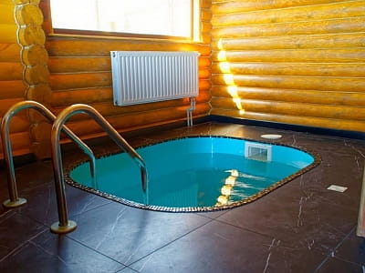 купель при бане в загородном комплексе «Потоки Хауз» в живописном уголке Полтавщины, на берегу реки Днепр, в селе Каменные Потоки недалеко от Кременчуга.