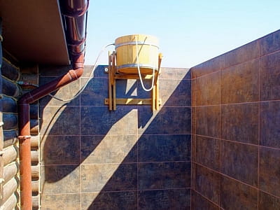 ведро водопад при бане в загородном комплексе «Потоки Хауз» в живописном уголке Полтавщины, на берегу реки Днепр, в селе Каменные Потоки близ Кременчуга.