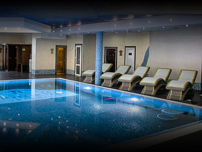 крытый бассейн в SPA в загородном комплексе «Потоки Хауз» в живописном уголке Полтавщины, на берегу реки Днепр, в селе Каменные Потоки недалеко от Кременчуга.