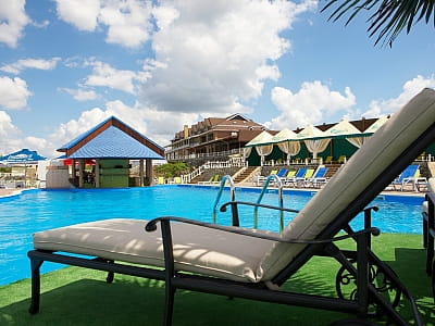 Спа-отель «Потоки Хауз» у Днепра вблизи Кременчуга: бассейны с подогревом, спа-центр, ресторан, комфортные номера и релакс.