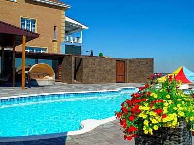 Летний открытый бассейн в загородном комплексе «Потоки Хауз» в живописном уголке Полтавщины, на берегу реки Днепр, в селе Каменные Потоки недалеко от Кременчуга.