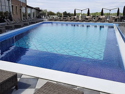 Летний открытый бассейн в загородном комплексе «Потоки Хауз» в живописном уголке Полтавщины, на берегу реки Днепр, в селе Каменные Потоки недалеко от Кременчуга.