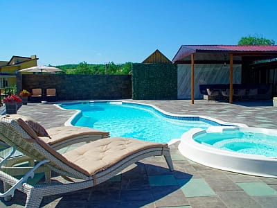 Летний открытый бассейн в загородном комплексе «Потоки Хауз» в живописном уголке Полтавщины, на берегу реки Днепр, в селе Каменные Потоки недалеко от Кременчуга.