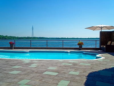 Летний открытый бассейн в загородном комплексе «Потоки Хауз» в живописном уголке Полтавщины, на берегу реки Днепр, в селе Каменные Потоки недалеко от Кременчуга.