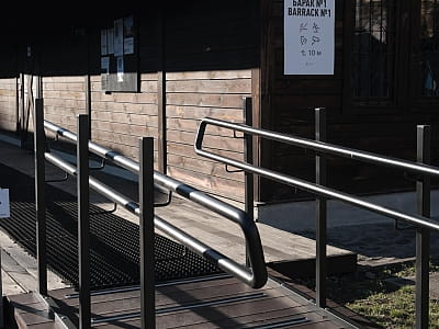 «Территория террора» исследует, как нацистский и советский режимы изменяли городское пространство и человеческие судьбы, превращая жизнь в борьбу за выживание. 