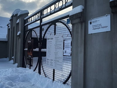 «Территория террора» исследует, как нацистский и советский режимы изменяли городское пространство и человеческие судьбы, превращая жизнь в борьбу за выживание. 