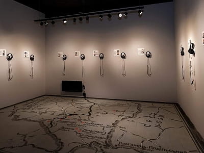 «Территория террора» исследует, как нацистский и советский режимы изменяли городское пространство и человеческие судьбы, превращая жизнь в борьбу за выживание. 