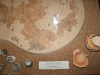 жертвенник из трипольского храма в центральноукраинском областном краеведческом музее в Кропивницком