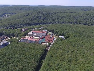 ARDEN PALACE Medical Resort & SPA в Сатанове — современный курорт с СПА, бассейнами и медицинским центром, расположенный на лоне природы Подольских Товтр.
