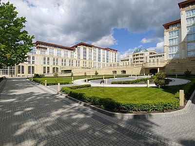 ARDEN PALACE Medical Resort & SPA в Сатанове — современный курорт с СПА, бассейнами и медицинским центром, расположенный на лоне природы Подольских Товтр.