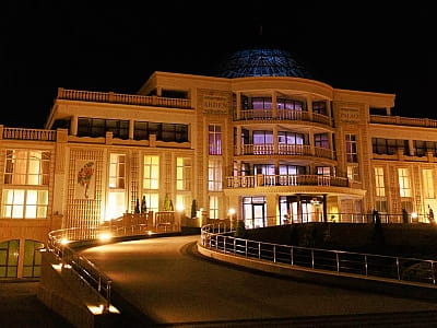 ARDEN PALACE Medical Resort & SPA в Сатанове — современный курорт с СПА, бассейнами и медицинским центром, расположенный на лоне природы Подольских Товтр.
