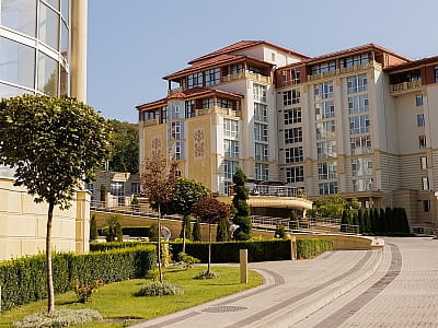 ARDEN PALACE Medical Resort & SPA в Сатанове — современный курорт с СПА, бассейнами и медицинским центром, расположенный на лоне природы Подольских Товтр.