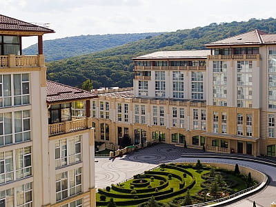 ARDEN PALACE Medical Resort & SPA в Сатанове — современный курорт с СПА, бассейнами и медицинским центром, расположенный на лоне природы Подольских Товтр.