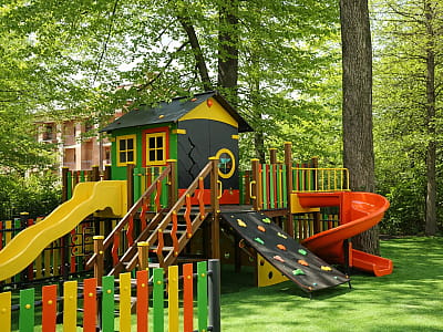 детская площадка в загородном комплексе ARDEN PALACE Medical Resort & SPA в поселке Сатанов Хмельницкой области