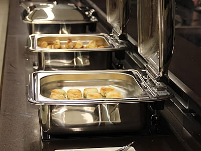 ресторан шведского типа в загородном комплексе ARDEN PALACE Medical Resort & SPA в поселке Сатанов Хмельницкой области