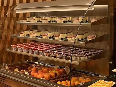 ресторан шведского типа в загородном комплексе ARDEN PALACE Medical Resort & SPA в поселке Сатанов Хмельницкой области