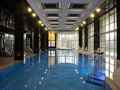 крытый 24-метровый бассейн, оборудованный водными аттракционами, в загородном комплексе ARDEN PALACE Medical Resort & SPA в поселке Сатанов Хмельницкой области