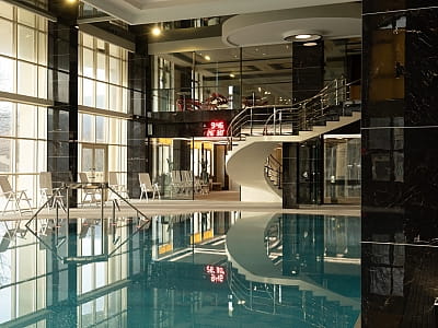 крытый 24-метровый бассейн, оборудованный водными аттракционами, в загородном комплексе ARDEN PALACE Medical Resort & SPA в поселке Сатанов Хмельницкой области