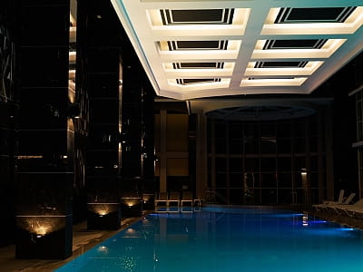 крытый 24-метровый бассейн, оборудованный водными аттракционами, в загородном комплексе ARDEN PALACE Medical Resort & SPA в поселке Сатанов Хмельницкой области