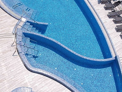 летний открытый бассейн в загородном комплексе ARDEN PALACE Medical Resort & SPA в поселке Сатанов Хмельницкой области