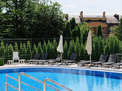 летний открытый бассейн в загородном комплексе ARDEN PALACE Medical Resort & SPA в поселке Сатанов Хмельницкой области