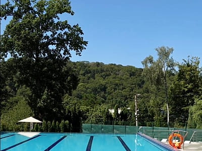 летний открытый бассейн в загородном комплексе ARDEN PALACE Medical Resort & SPA в поселке Сатанов Хмельницкой области