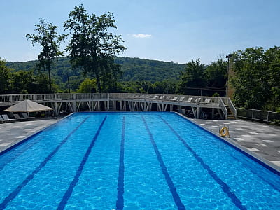 летний открытый бассейн в загородном комплексе ARDEN PALACE Medical Resort & SPA в поселке Сатанов Хмельницкой области