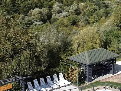 летний открытый бассейн в загородном комплексе Family Estate с видом на каньон в городе Каменец-Подольский