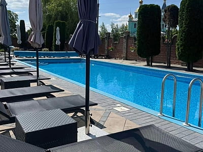 летний открытый бассейн в загородном комплексе IN HOTEL в городе Каменец-Подольский