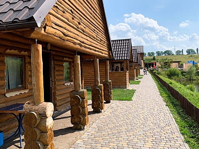 Уютные и комфортабельные домики для отдыха компаний из 6, 12 и 25 гостей, а также большая летняя площадка, вмещающая до 50 человек, в загородном комплексе «Rancho» в селе Лесовые Гриновцы недалеко от города Хмельницкий