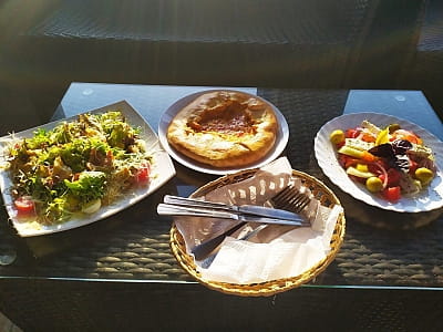 кафе-бар в загородном комплексе «Rancho» в селе Лесовые Гриновцы недалеко от города Хмельницкий