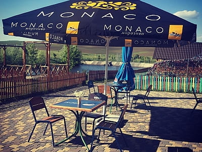 кафе-бар в загородном комплексе «Rancho» в селе Лесовые Гриновцы недалеко от города Хмельницкий