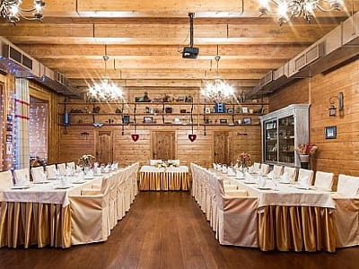 Праздничный и просторный банкетный зал на 120 гостей с светлым интерьером для проведения свадеб и корпоративных мероприятий в загородном комплексе «Rancho» в селе Лесовые Гриновцы недалеко от города Хмельницкий