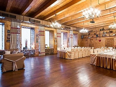 Праздничный и просторный банкетный зал на 120 гостей с светлым интерьером для проведения свадеб и корпоративных мероприятий в загородном комплексе «Rancho» в селе Лесовые Гриновцы недалеко от города Хмельницкий