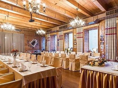 Праздничный и просторный банкетный зал на 120 гостей с светлым интерьером для проведения свадеб и корпоративных мероприятий в загородном комплексе «Rancho» в селе Лесовые Гриновцы недалеко от города Хмельницкий