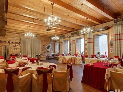 Праздничный и просторный банкетный зал на 120 гостей с светлым интерьером для проведения свадеб и корпоративных мероприятий в загородном комплексе «Rancho» в селе Лесовые Гриновцы недалеко от города Хмельницкий