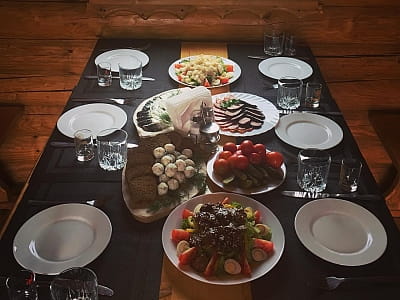 Уютные и комфортабельные домики для отдыха компаний из 6, 12 и 25 гостей, а также большая летняя площадка, вмещающая до 50 человек, в загородном комплексе «Rancho» в селе Лесовые Гриновцы недалеко от города Хмельницкий